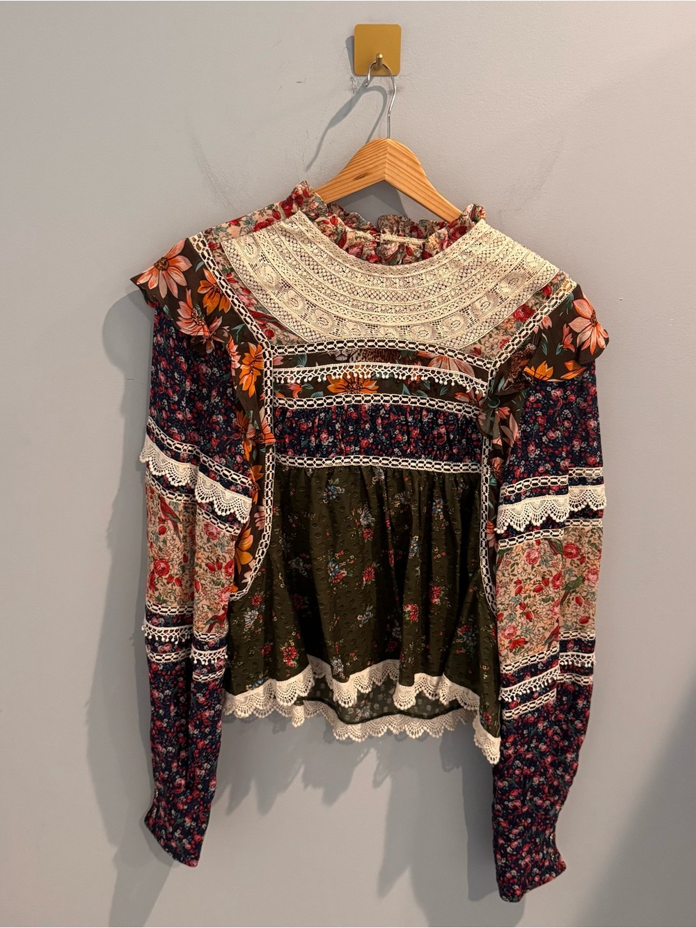 NEW Farm Rio Lace-Bib Floral Ruffle Blouse, Size M - Picture 3 of 12